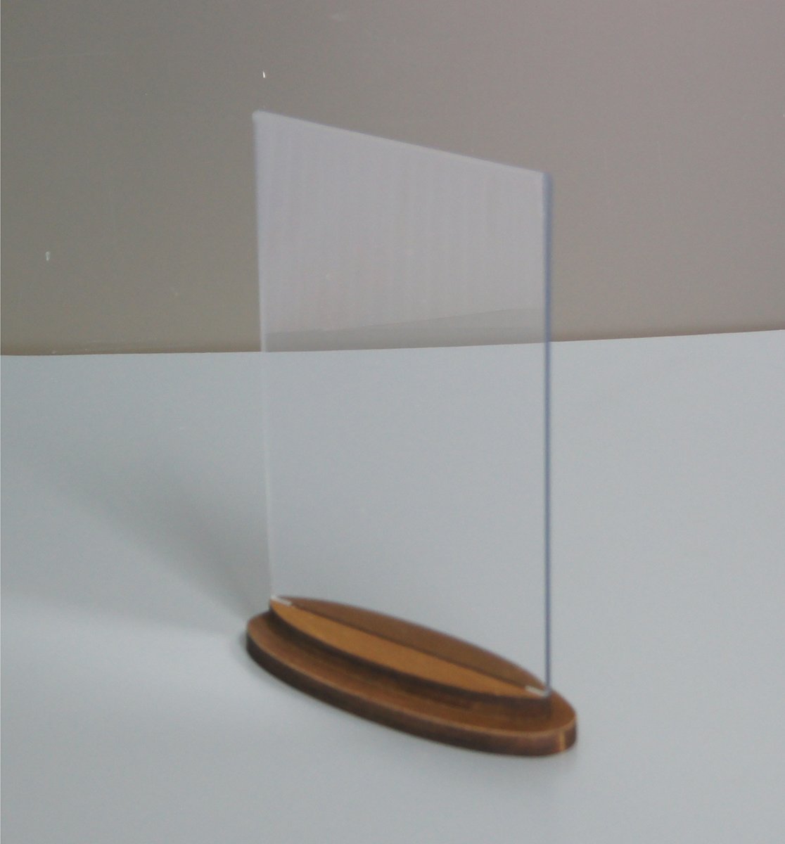 Фото товара: Тейбл тент с деревянным фигурным основанием для формата А5, арт. 14205/o